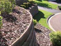 Finish retaining wall with mulch